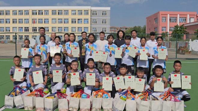 书记区长慰问梅里斯曲棍球少年(图4)