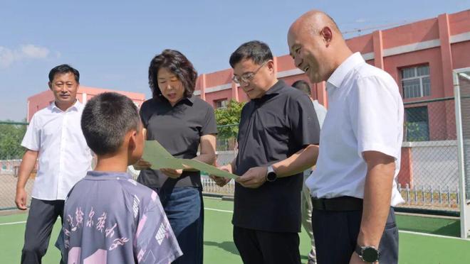 书记区长慰问梅里斯曲棍球少年(图2)