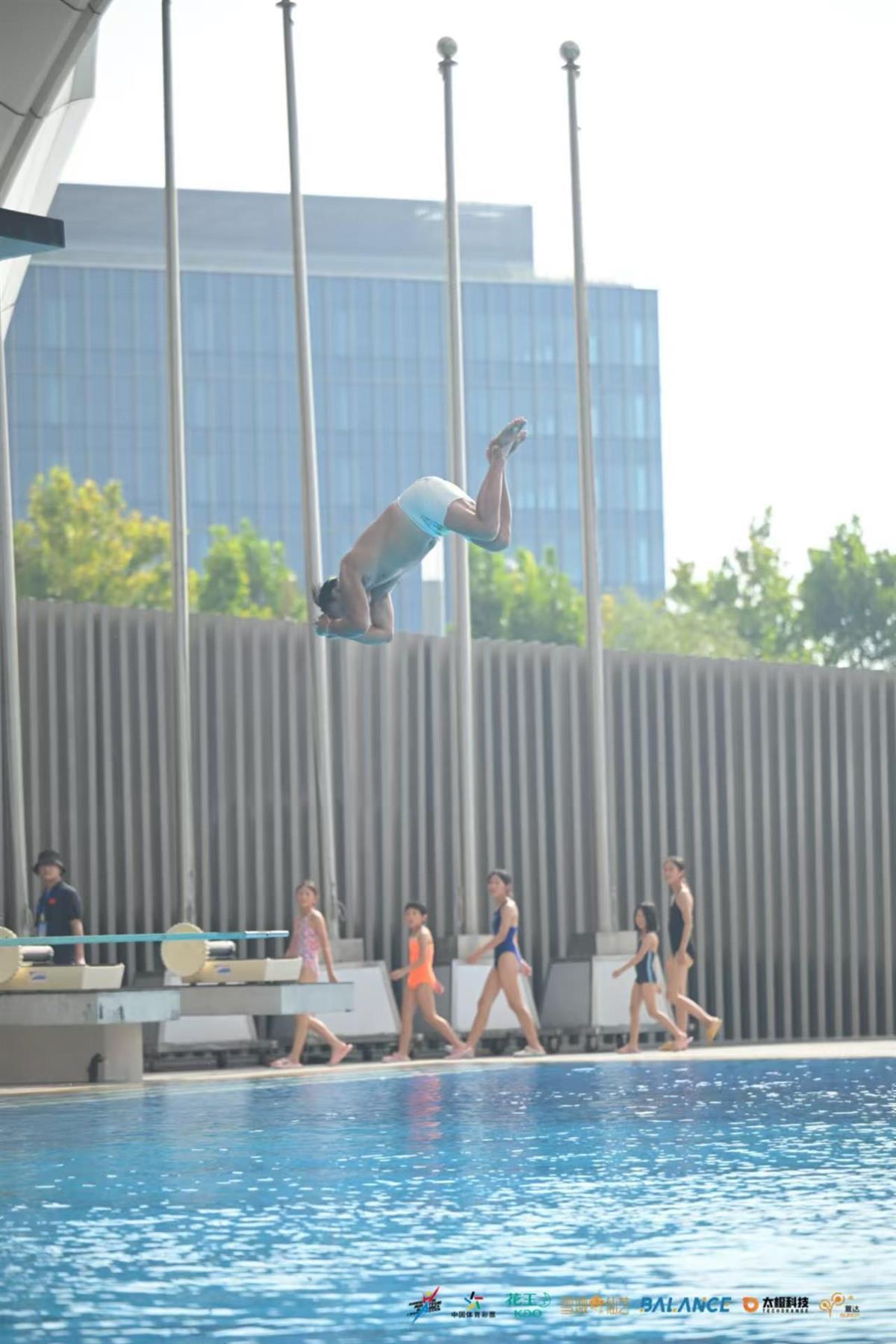 72岁武汉大爷上海业余跳水赛斩获第4名 系参赛年龄最大选手(图2)