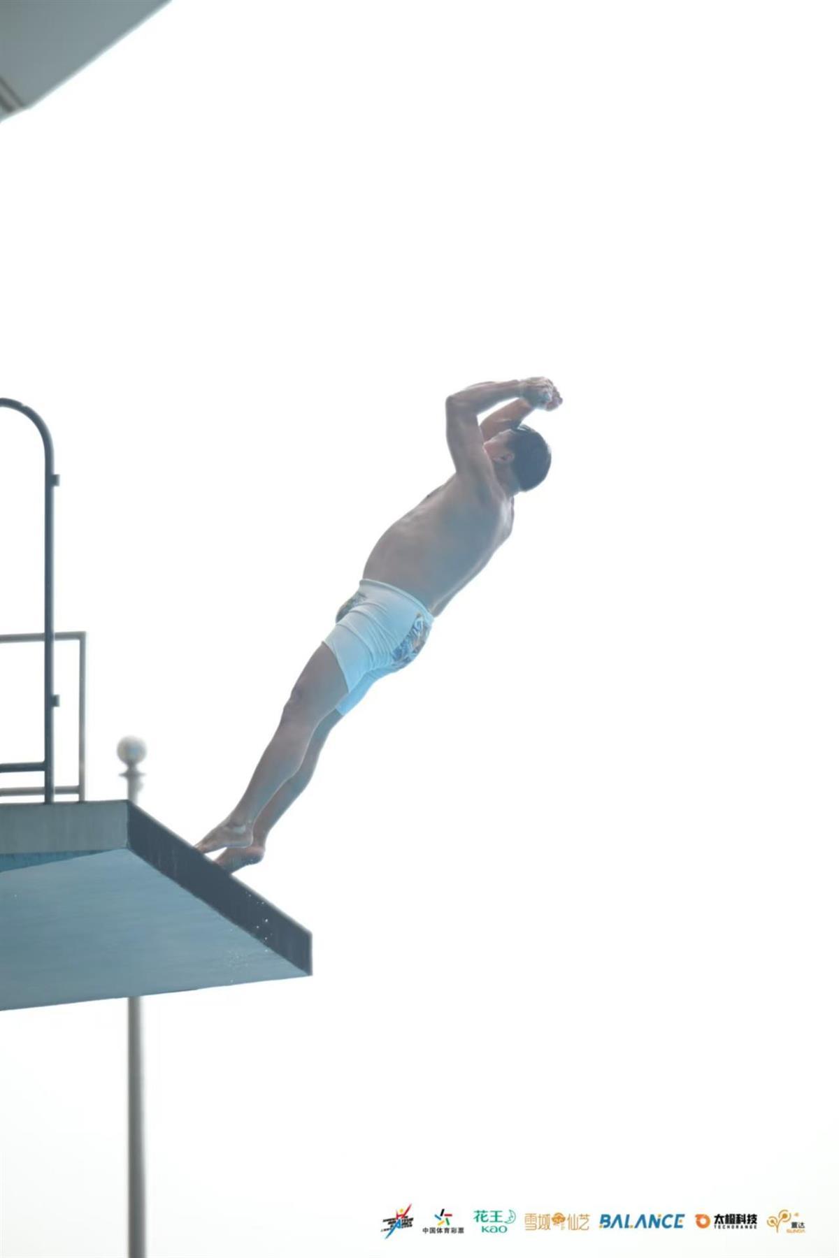 72岁武汉大爷上海业余跳水赛斩获第4名 系参赛年龄最大选手(图1)