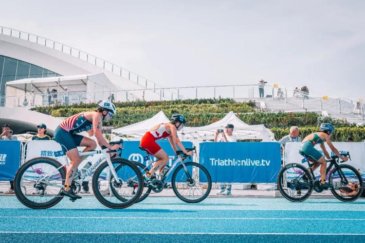 超燃大片来啦！多图直击2025年威海铁人三项世界锦标赛(图1)