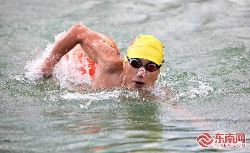九游官网入口：闽浙350余健儿芹山湖逐浪 周宁游泳赛传递民族团结情(图2)