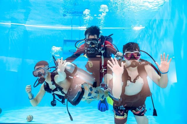 国庆假期这群人在上海忙着潜水冲浪……(图1)