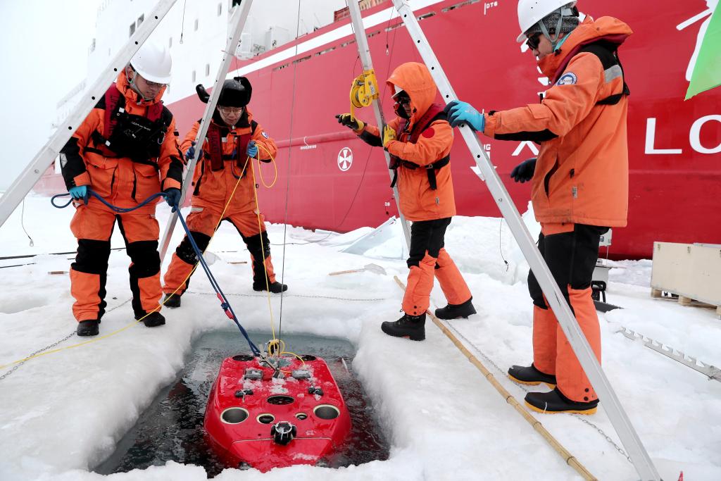 我国“双模AUV”成功开展北冰洋冰底环境观测(图1)