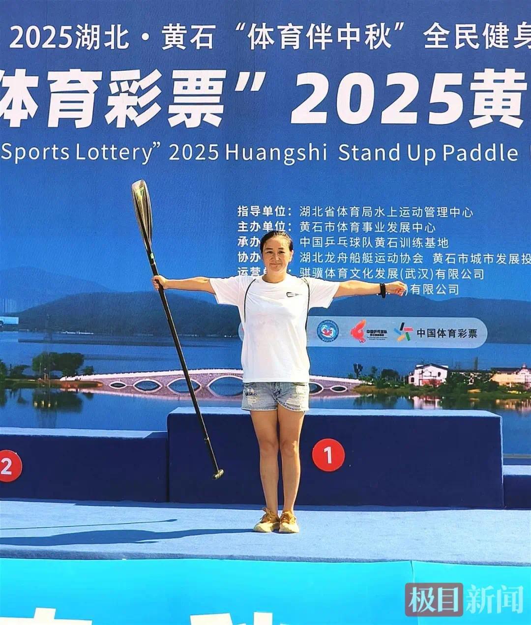 九游app:桨板赛女运动员意外落水 拒绝救援仍然坚持游到终点(图1)