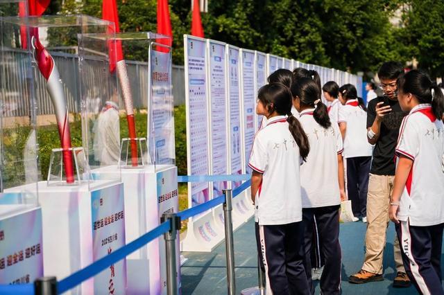 2025四川省“体育之光”文化推广活动走进七中育才汇源校区 陈朝霞、李玲娟给孩子们上冠军分享课(图5)