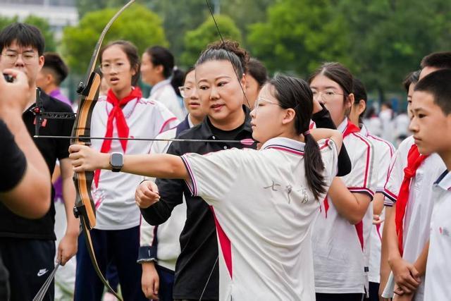 2025四川省“体育之光”文化推广活动走进七中育才汇源校区 陈朝霞、李玲娟给孩子们上冠军分享课(图3)