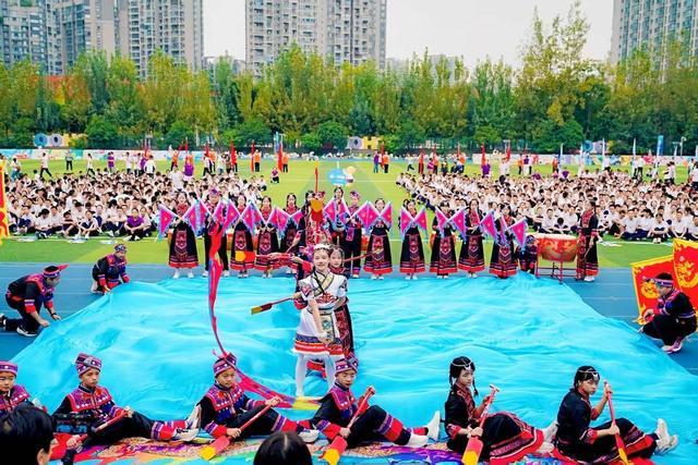 2025四川省“体育之光”文化推广活动走进七中育才汇源校区 陈朝霞、李玲娟给孩子们上冠军分享课(图2)