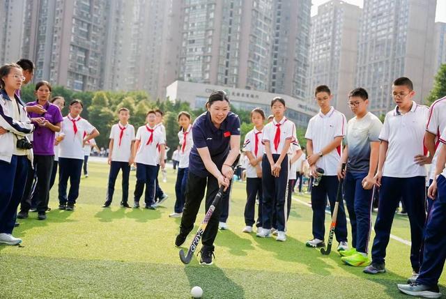 2025四川省“体育之光”文化推广活动走进七中育才汇源校区 陈朝霞、李玲娟给孩子们上冠军分享课(图4)