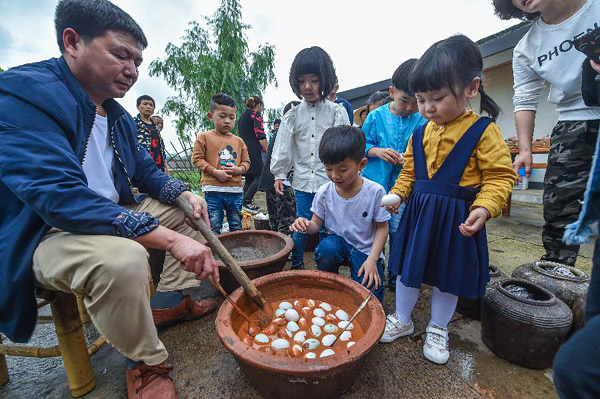 【文体艺苑】直播平台将教室画面当直播内容 专家：侵犯隐私(图1)