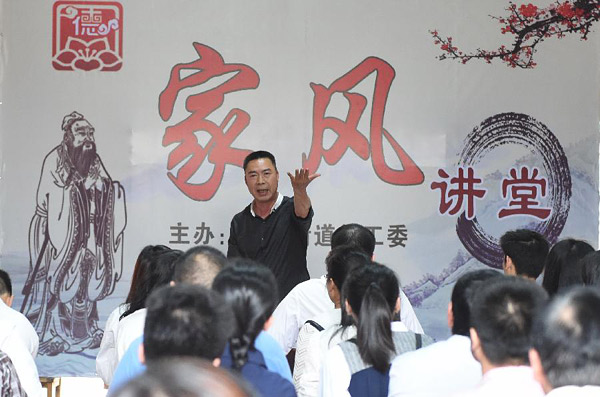 【文体艺苑】直播平台将教室画面当直播内容 专家：侵犯隐私(图4)