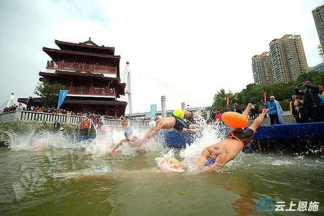 2025年巴东“横渡大三峡·畅游神农溪”冬泳邀请赛激情开幕(图2)