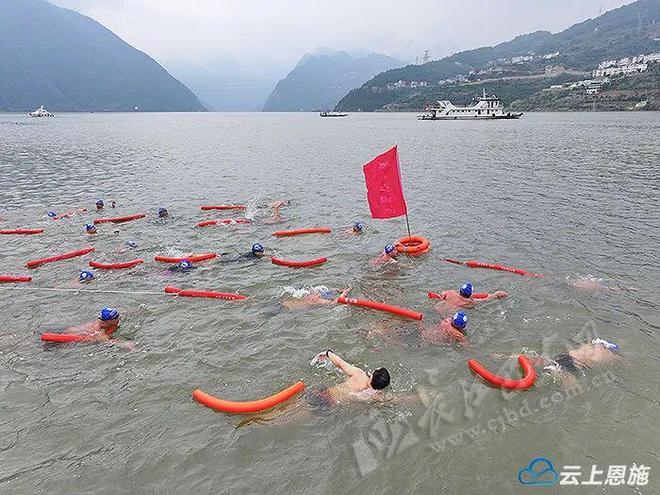 2025年巴东“横渡大三峡·畅游神农溪”冬泳邀请赛激情开幕(图3)