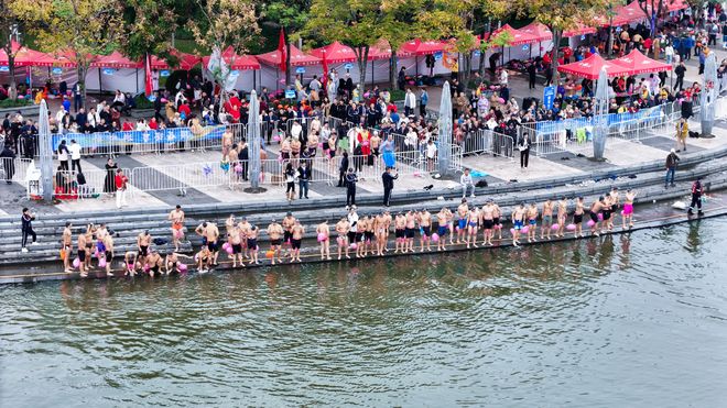 九游app：【百畅辉杯】第10届绍兴国际公开水域游泳公开赛瓜渚湖开赛 近千泳士劈波斩浪(图2)
