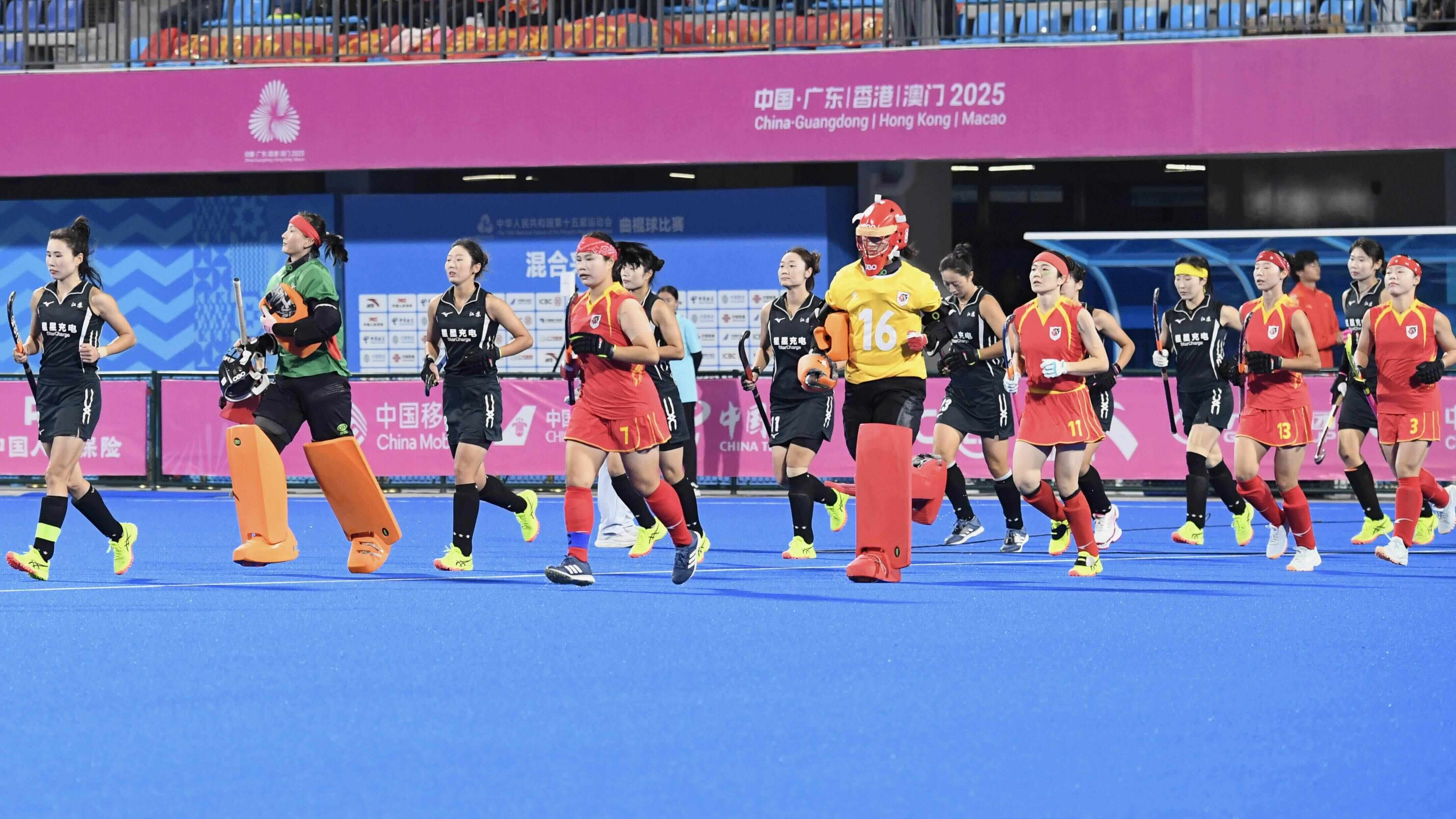 九游app：文明观赛十五运｜云浮曲棍球比赛气氛热烈小海豚引导有妙招！(图2)