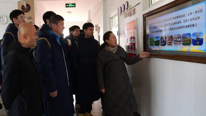 齐齐哈尔一中男排来梅里斯看望曲棍球小队员(图4)