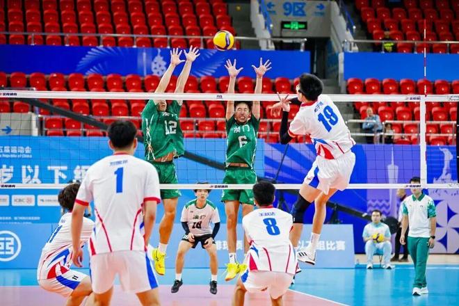 齐齐哈尔一中男排来梅里斯看望曲棍球小队员(图1)