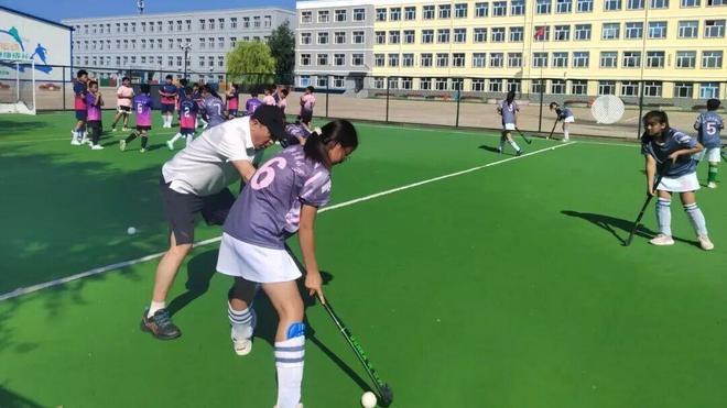 齐齐哈尔一中男排来梅里斯看望曲棍球小队员(图6)