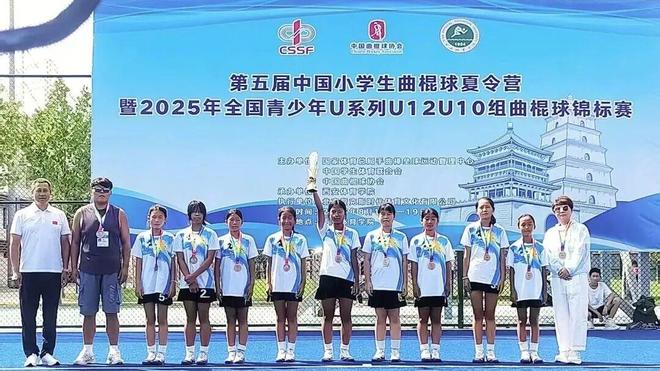 齐齐哈尔一中男排来梅里斯看望曲棍球小队员(图3)