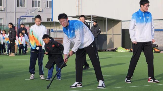 齐齐哈尔一中男排来梅里斯看望曲棍球小队员(图8)