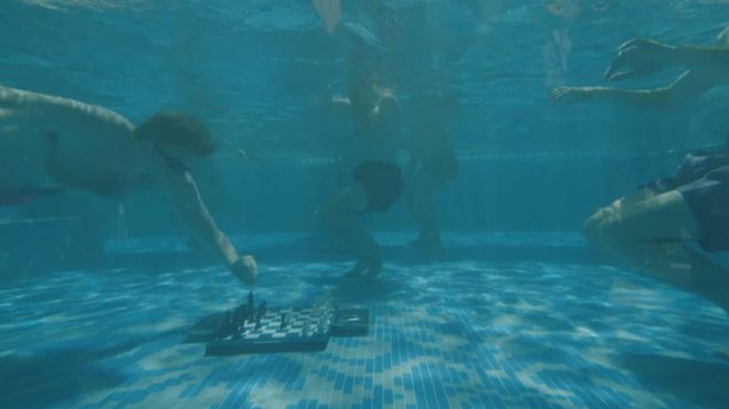 九游app：南非水下象棋比赛：考验棋手体能肺活量成致胜关键！(图1)