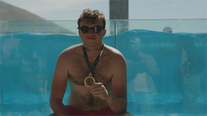 九游app：南非水下象棋比赛：考验棋手体能肺活量成致胜关键！(图2)