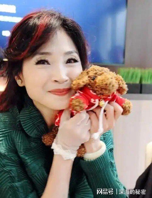 九游app:她58岁仍是干净之身至今没谈过恋爱除非是最爱不然不会献身(图29)