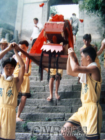 九游体育：欢腾的民族龙舟大赛[图文](图2)