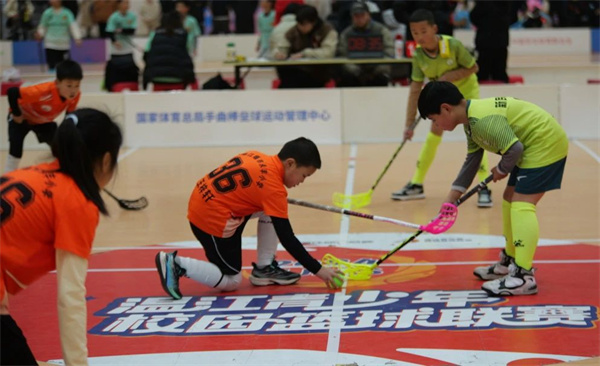 网球:在挥拍跃动间畅享竞技与温情(图1)