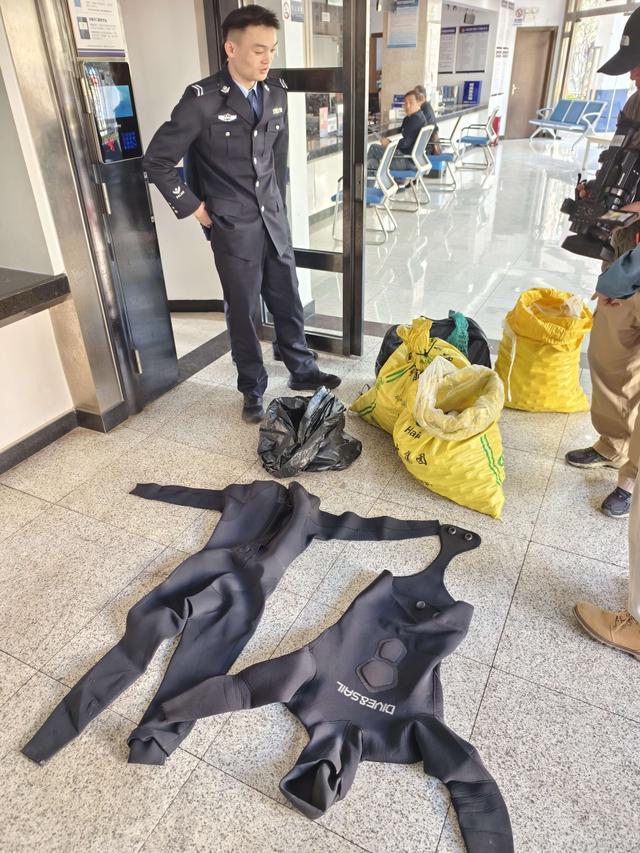 3人穿潜水服偷捞高尔夫球警方用时4小时人赃并获(图1)