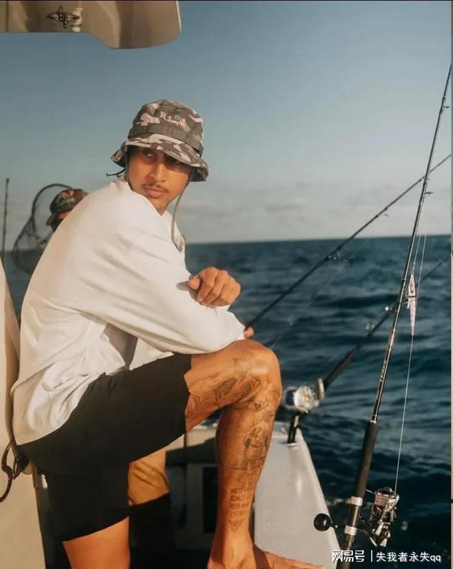 羡煞旁人!西蒙斯再晒海钓照说唱歌手与美艳女友同框(图1)