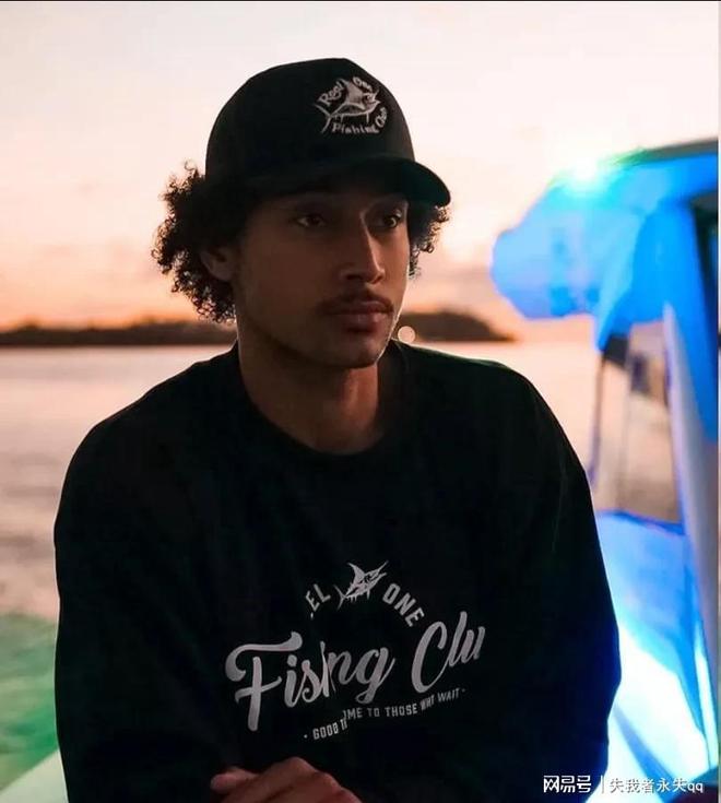 羡煞旁人!西蒙斯再晒海钓照说唱歌手与美艳女友同框(图2)