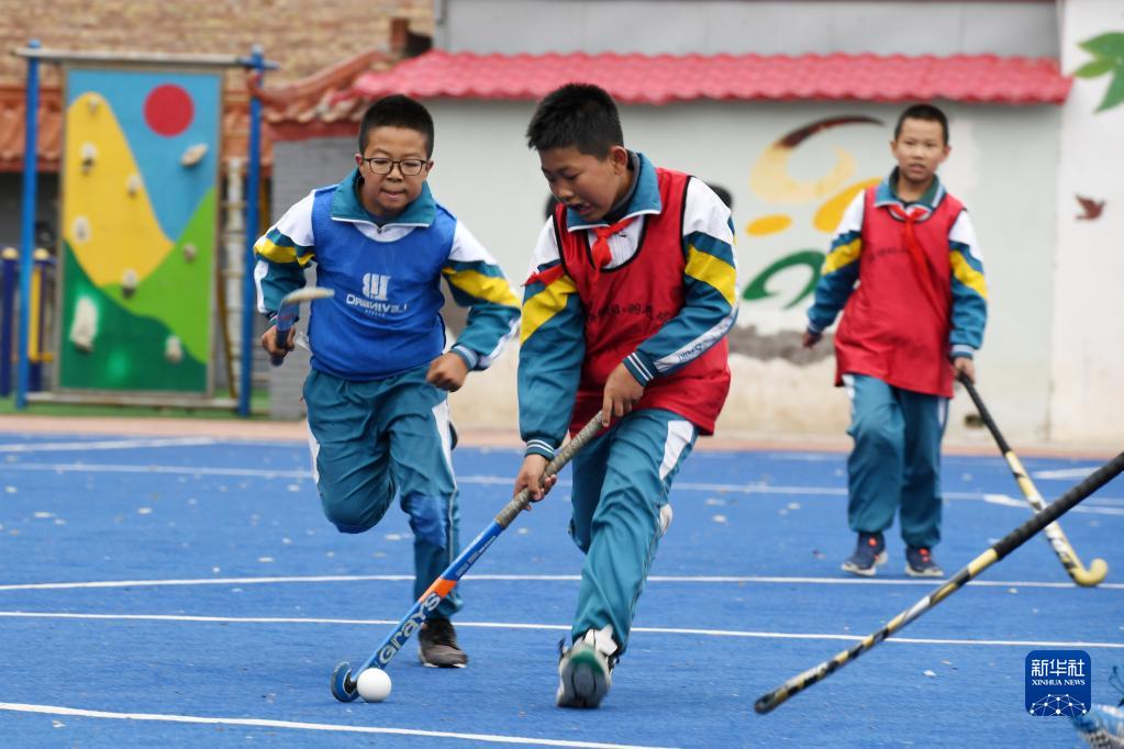 九游app：比iPhone更疯狂！乔布斯去世15年后“最像他的人”操刀首款AI硬件(图1)