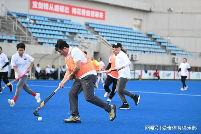 九游官网入口：三十载薪火相传 “爱奇杯” 见证广东曲棍球退役健儿再聚首(图3)