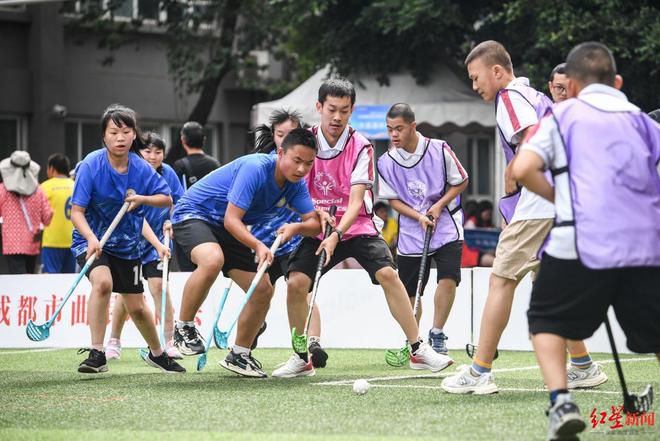 九游app：成都市第11届全民健身运动会特奥软式曲棍球比赛激情开赛冠军是他们(图3)