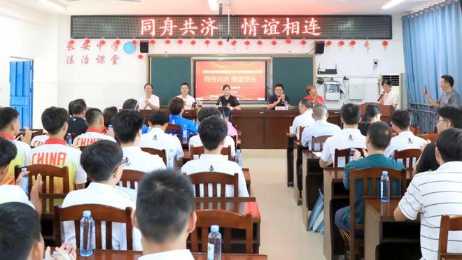 广西龙超 香港惠侨龙舟队来了 赴融安长安中学联谊 共备龙舟赛事促交流(图1)