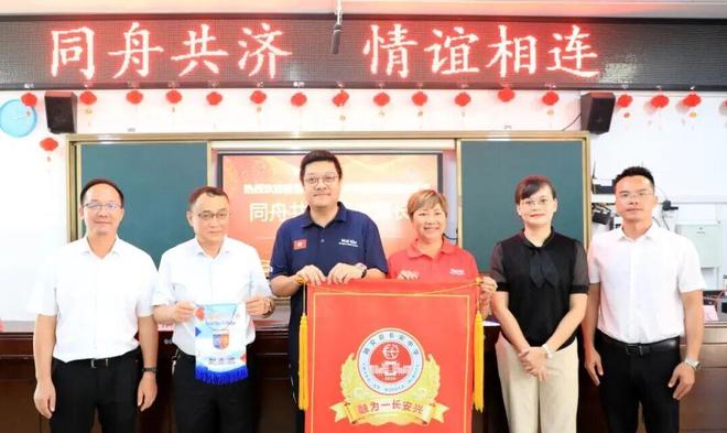 广西龙超 香港惠侨龙舟队来了 赴融安长安中学联谊 共备龙舟赛事促交流(图2)