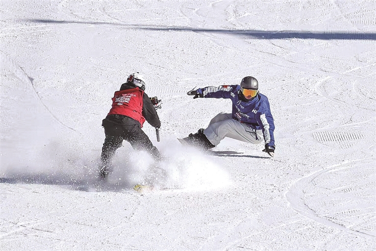 让更多人爱上滑雪——新疆:冰雪运动火遍天山南北(图3)