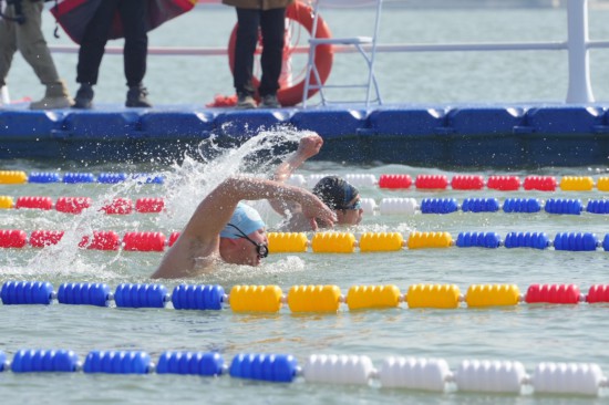 九游官网入口:冰火两重天!300余人争相跳入上海这个湖青浦用一池碧水激活“六业融合”(图1)