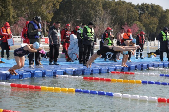 九游官网入口:冰火两重天!300余人争相跳入上海这个湖青浦用一池碧水激活“六业融合”(图4)