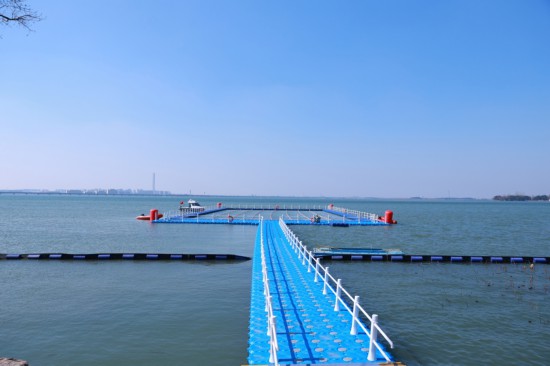 九游官网入口:冰火两重天!300余人争相跳入上海这个湖青浦用一池碧水激活“六业融合”(图3)