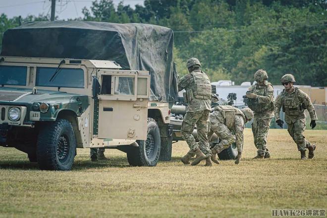 大群美女围观M119榴弹炮开火 第101空降师特殊活动 改善自身形象(图1)