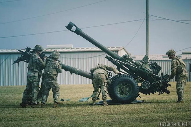 大群美女围观M119榴弹炮开火 第101空降师特殊活动 改善自身形象(图3)