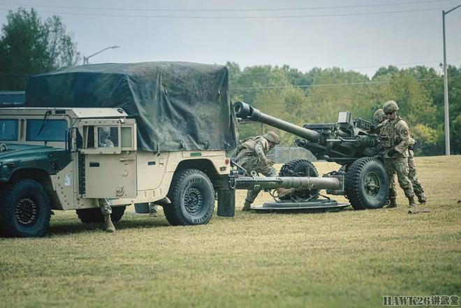 大群美女围观M119榴弹炮开火 第101空降师特殊活动 改善自身形象(图2)