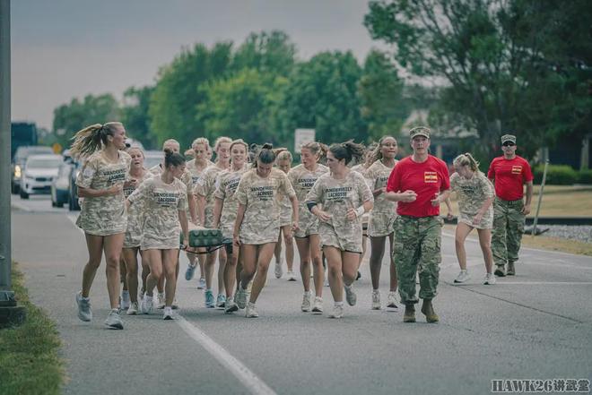 大群美女围观M119榴弹炮开火 第101空降师特殊活动 改善自身形象(图6)