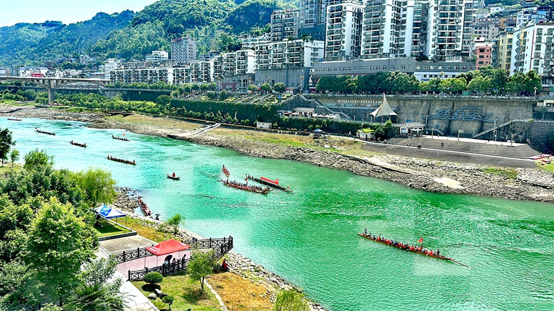 九游官网入口：贵州铜仁：龙舟竞渡迎端午百船逐浪闹黔东(图5)