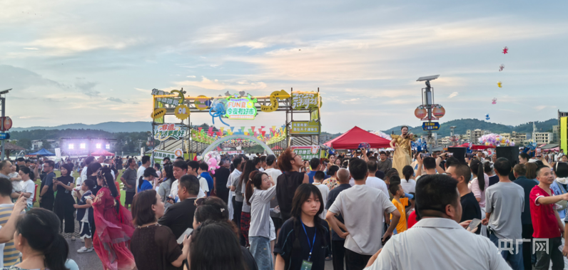 邵阳龙舟大赛成果展遇上草坪音乐会游客共赴“水上+岸上”嘉年华(图3)