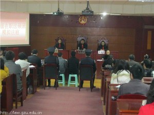 九游体育：每月一庭：模拟庭审之“滨江市高尔夫球盗窃”(图1)